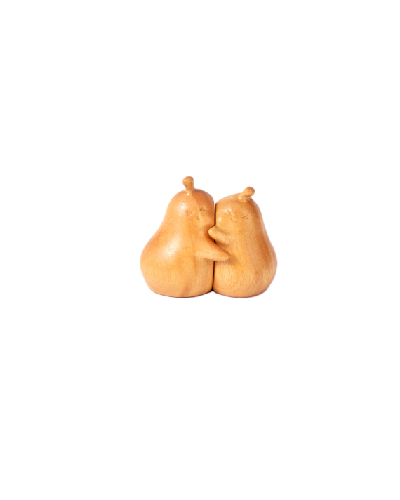 Mokuomo Peo carved wooden hugging pears full of love