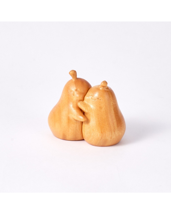 Mokuomo Peo carved wooden hugging pears full of love