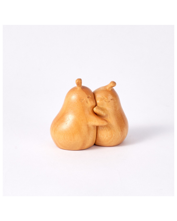Mokuomo Peo carved wooden hugging pears full of love
