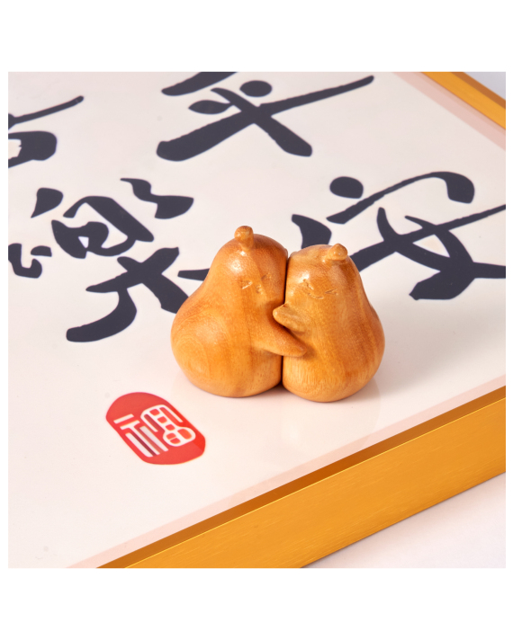 Mokuomo Peo carved wooden hugging pears full of love