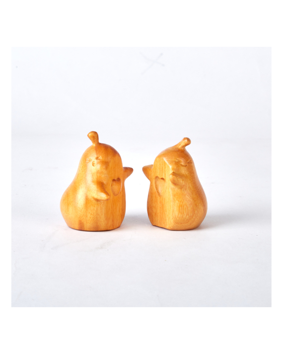 Mokuomo Peo carved wooden hugging pears full of love