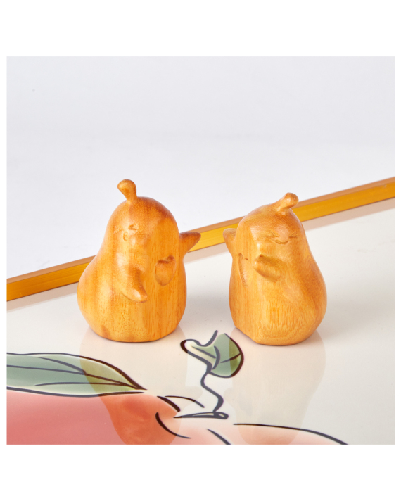 Mokuomo Peo carved wooden hugging pears full of love